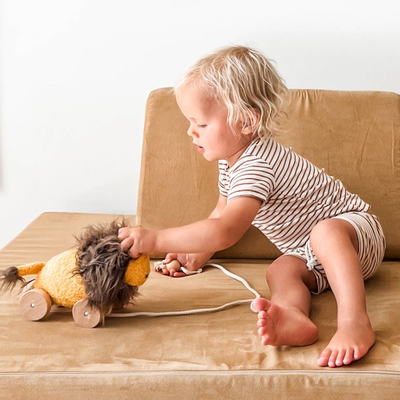 LEO // pull-along toys