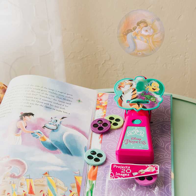 Disney Princess: Movie Theater Storybook &amp; Movie Projector